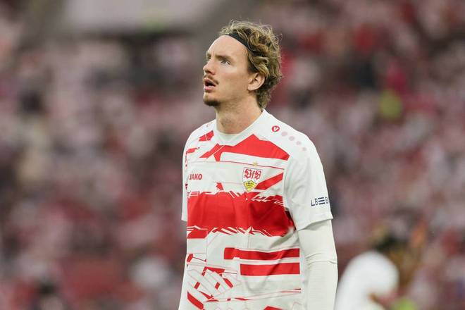 抽象！加纳乔一对一尝试假动作晃动带球过人，直接将球传给对手（离谱一幕！加纳乔单挑频做假动作欲过人，却将球直接送给对手）