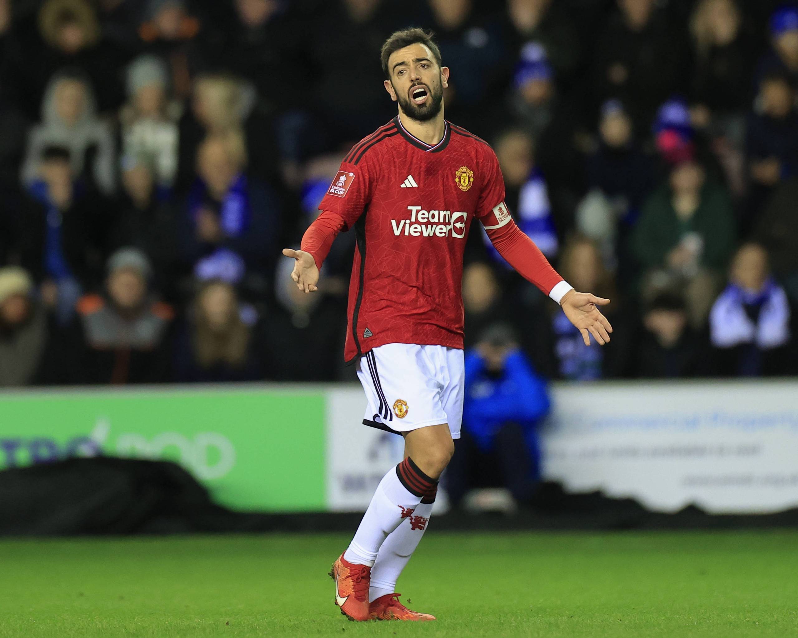 湖人詹姆斯关键发挥险胜76人，刷新个人40岁后得分纪录，豪取17胜稳居西部第二。